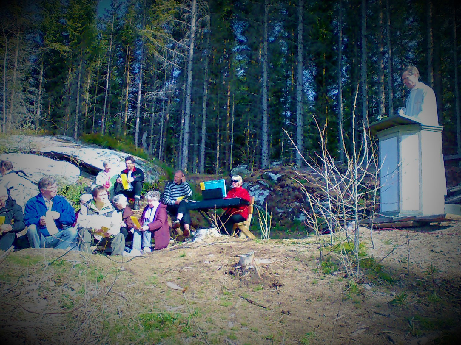 Friluftsgudsteneste på Gullhaug, med Terje Nag som prest.