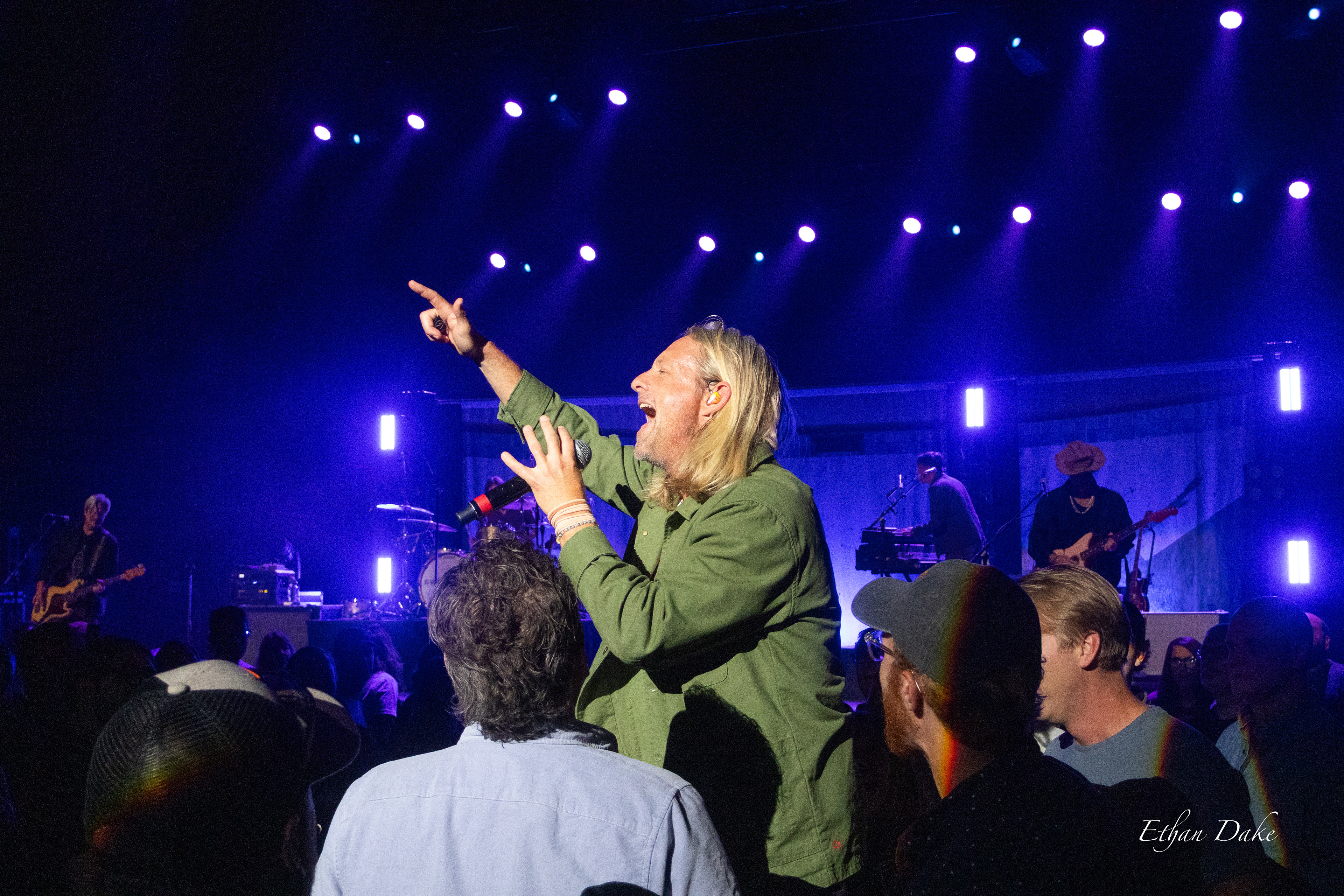 Jon Foreman (Switchfoot) crowd surfing