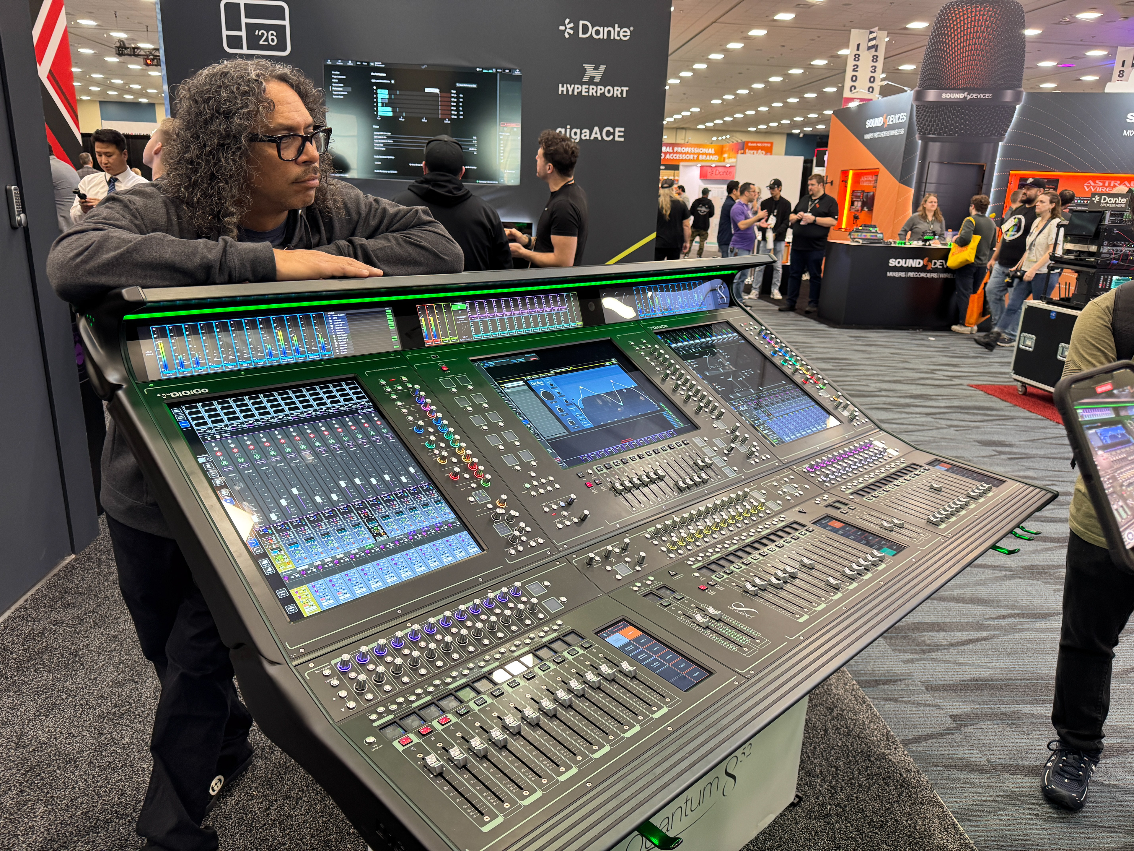 One of the best mixing counsels i've seen throughout the whole venue. 