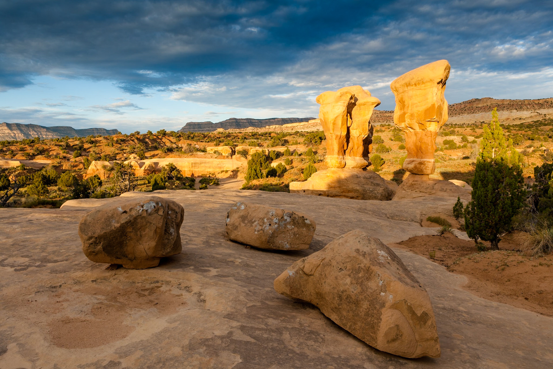 Sunrise at Devils Garden at Grand Staircase Escalante National Monument, Utah, USA