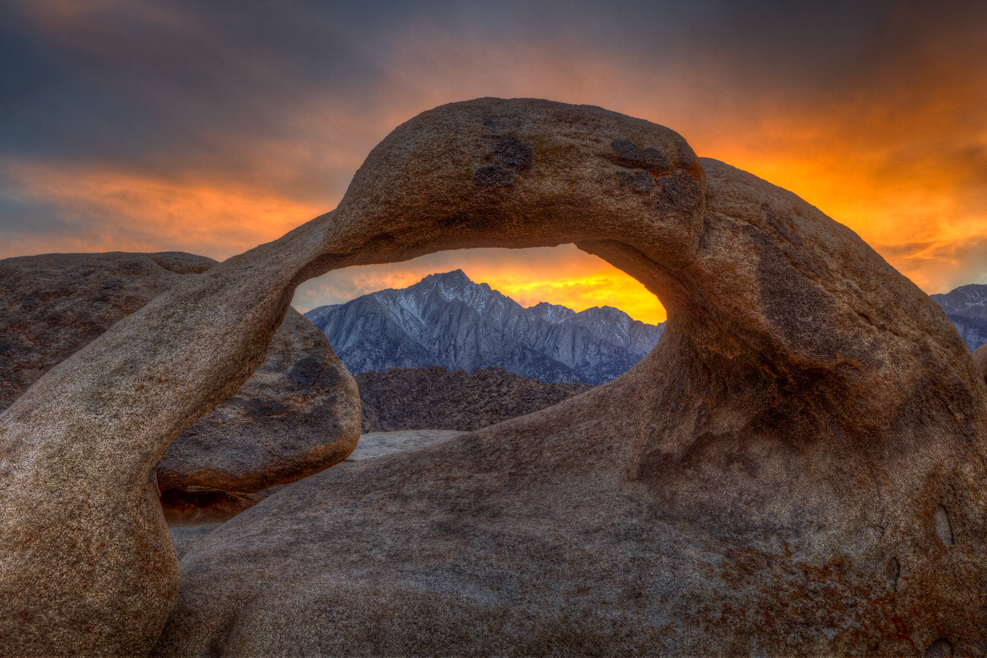 Mobius Arch at sunset, Alabama Hills, Lone Pine, CA, USA