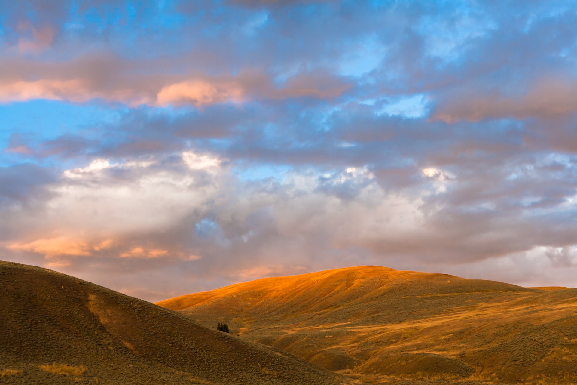 Sunset at Lamar Valley, Yellowstone Nat'l Park, WY, USA