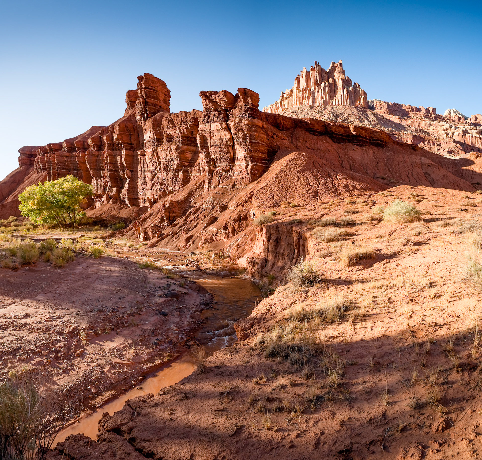 Capitol Reef Nat'l Park, The Castle at Sulphur (Sulfer) Creek, Utah, USA