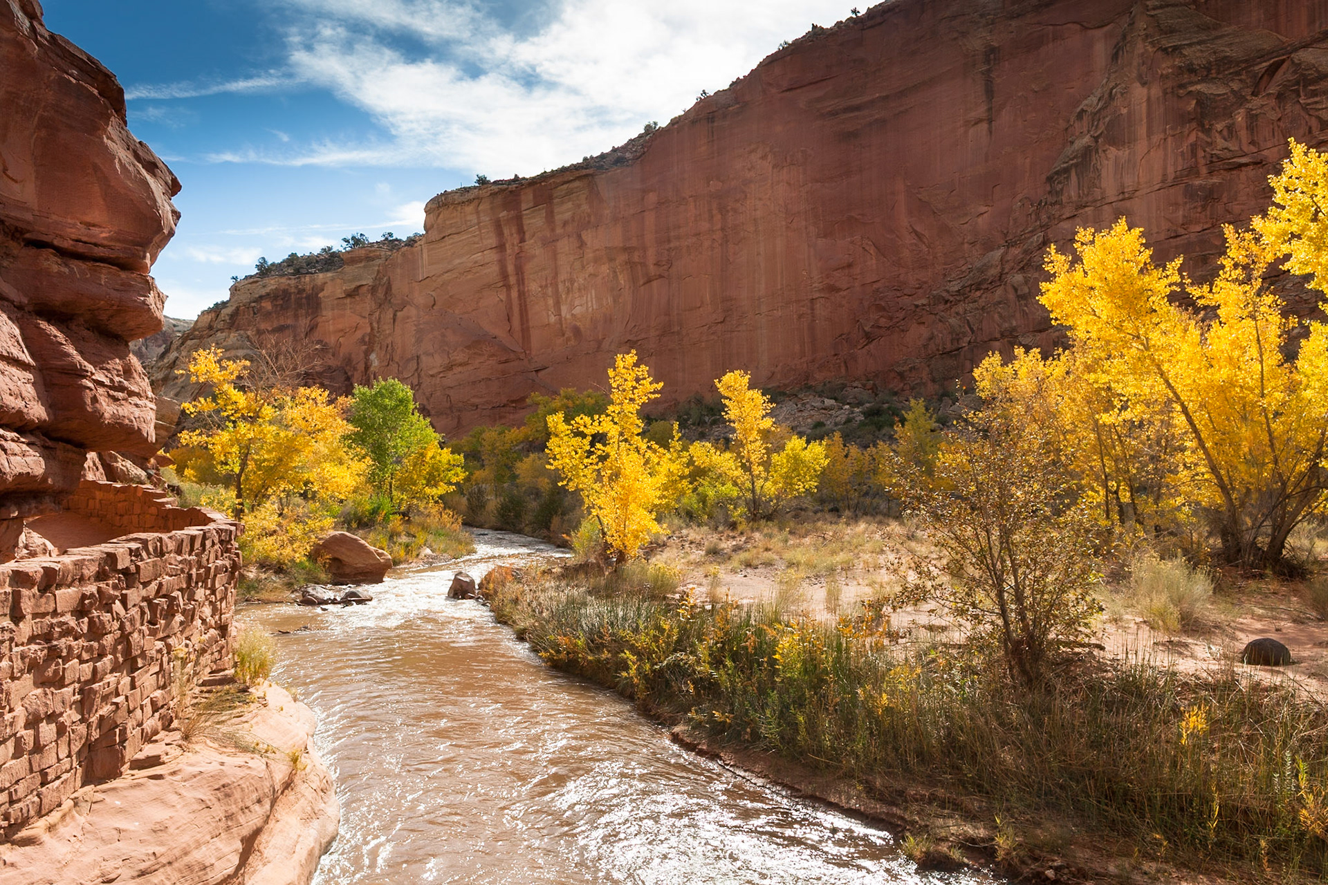 Autumn at Fremont River, Hickman Natural Bridge Trail, Capitol Reef Nat'l Park, Utah, USA