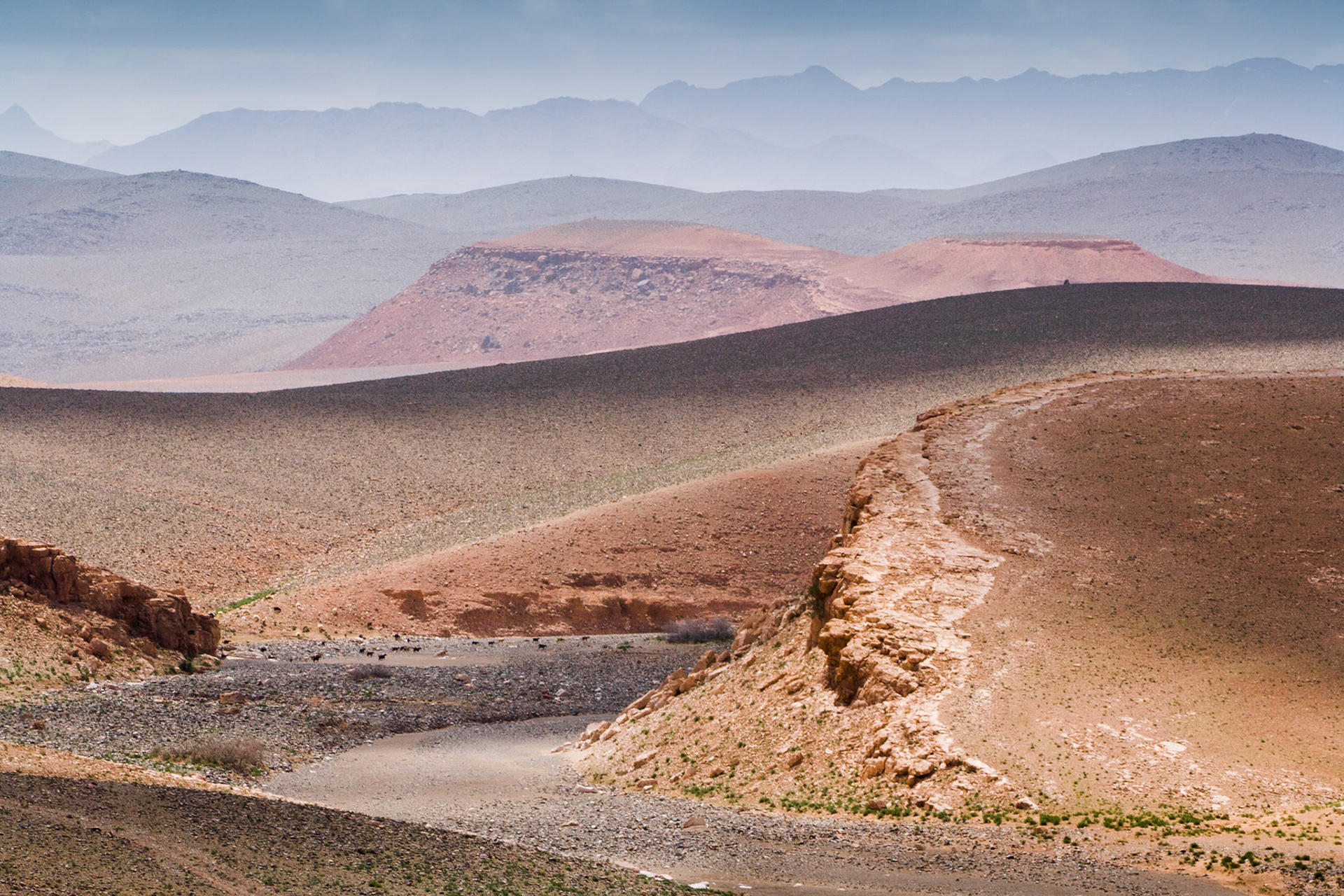 View at the road from Tinerhir to Boumaine Dades, ARTIFACTS PROBLEM  omgeruild met 3297