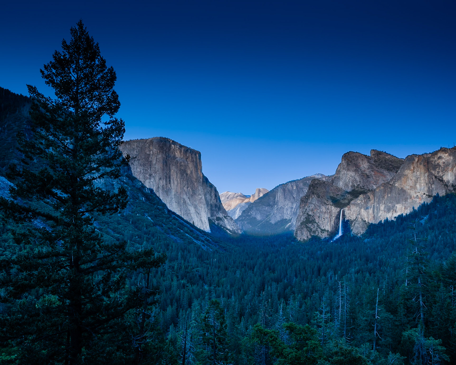 Tunnel View at Yosemite NP after sunset, CA, USA