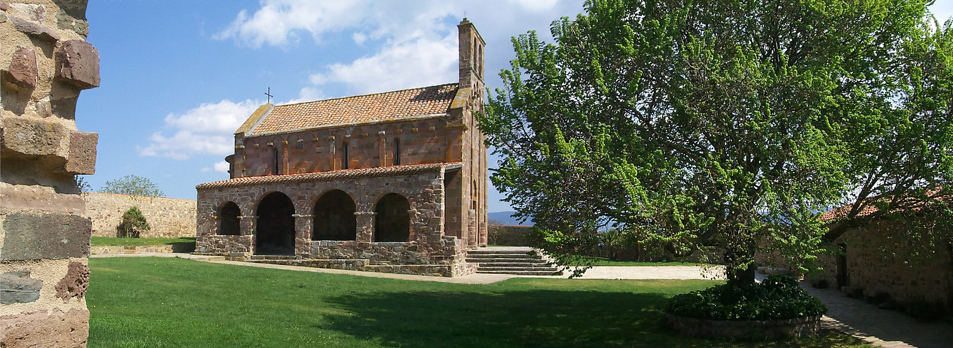 Church N.S. di Castro bij Oschiri Sardinië