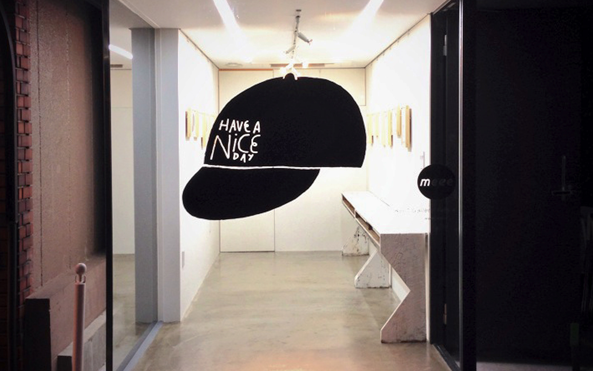 「Yu Nagaba 展示会 "Have a Nice Day"」フライヤー DM と共通のモチーフを カッティングシート で展開/イラスト:長場 雄。デザイン 菅原 鉄博 stilllife