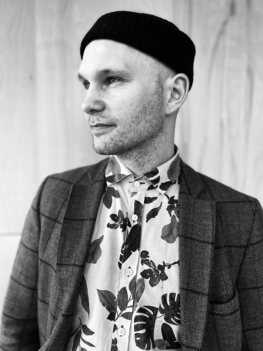Actor: Búi Dam er leikstjóri, tónleikari og sjónleikari. Hann hevur lært á Tónlistaskola FIH, Det Alternative Rytmiske Konservatorie, London School of Dramatic Art og leikstjórn á Den Danske Scenekunstskole . Mentorar hansara eru amerikanski saxofonisturin John Purcel og Indiski poeturin og leikrithøvundurin Shiva Prakash. Búi Dam er eitt eklektiskt og virkið listafólk. Hann hevur útgivið hópin av tónleiki, leikstjórnað og spælt við í alskyns leikverkum og filmum. Seinasta avrik hansara var at pallseta Hamlet í 2019 í Norðurlandahúsinum. Í 2018 fekk Búi Dam 3 ára Listafólkaløn.