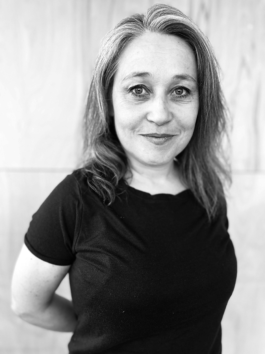 Artistic leader and actor: Gunnvá Zachariasen. Útbúgvin sjónleikari frá Statens Teaterskole í Keypmannahavn í 2000 (nú: Den Danske Scenekunstskole) og frá SITI Company við Anne Bogart í USA í 2002. Hon hevur staðið á odda fyri øllum leikverkum og samstørvum hjá Tvazz. Hevur eisini saman við øðrum skipað fyri leikritafestivalum, eitt nú Nordic Drama Train, New Nordic Drama, LeikREAD og stjórnaði hon norðurlendska leiklistafestivalin Dagarnar, sum var í Føroyum í 2016, og hevur annars spælt leikir í Føroyum, Danmark, Svøríki og USA.