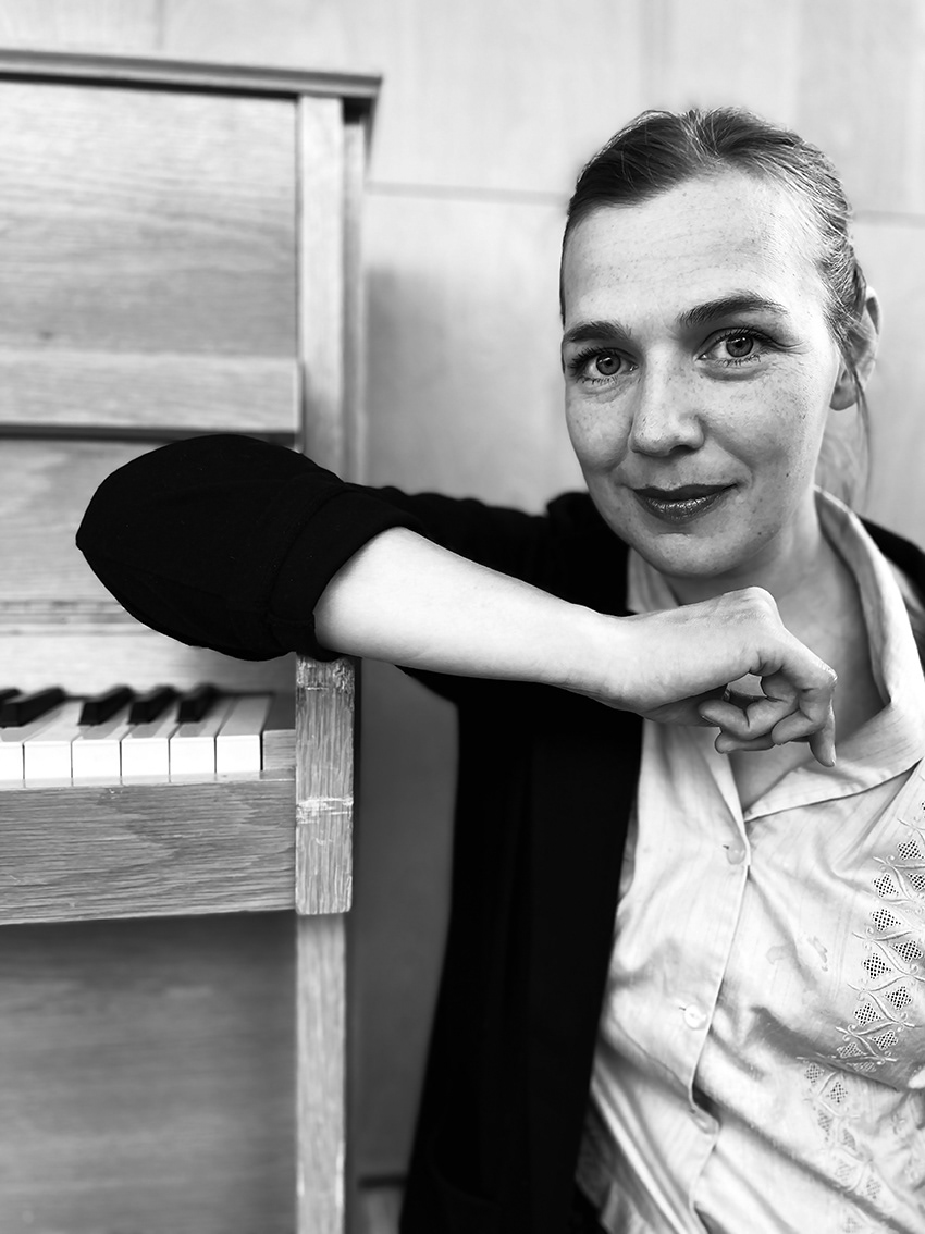 Composer: Anna Katrin Øssursdóttir Egilstrøð. Anna Katrin er útbúgvin tónasmiður frá Det Jyske Musikkonservatorium. Hon arbeiðir oftast við elektroniskum og klassiskum ljóðførum. Hon er áhuga í at samantvinna ymisk tónleikasnið við pallseting og filmsbrot. Við evnum, ið snúgva seg um spurningar um tilvit, samanfløkjur og samskapan. Hon hevur eitt nú skrivað verk til Århus symfoniorkester, Århus Sinfonietta og Njyd ensemble. Hon hevur skrivað tónleik til sýningar hjá danska dansiteatrinum Mute Comp. Í Føroyum er hon kanska mest kend sum songkvinna í bólkinum Valravn.