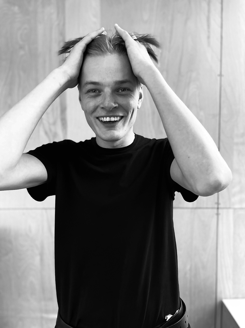 Actor: Frederic Molund er norska ískoytið í Ó. Hann arbeiðir á Hålogaland Teater í Tromsø og er fyri fyrstu ferð í Føroyum. Eisini hevur Frederic sjónleikabólk í Kiev í Ukraini, umframt at hann framleiðir sjálvstøðugar verkætlanir, har hann sjálvur skrivar, leikstjórnar og spælir.