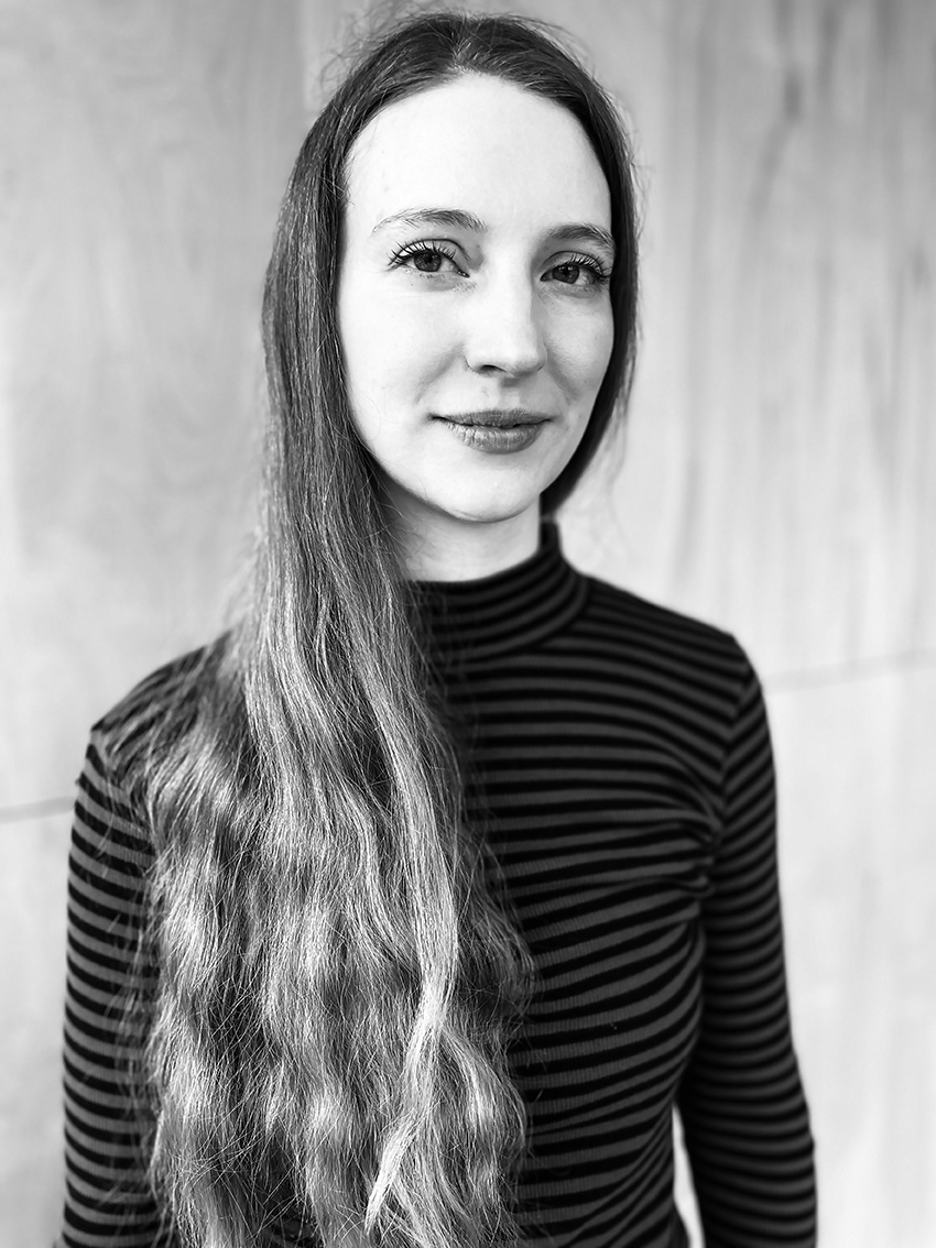 Actor: Durita Dahl Andreassen er útbúgvin sjónleikari frá Den Danske Scenekunstskole í Århus. Hon býr og arbeiðir sum fríyrkisleikari bæði í Føroyum og í Danmark. Seinastu tvey árini hevur hon arbeitt á leikhúsum sum Århus Teater og Teater Møllen og við leikbólkum sum Teater Jævn og Musikteater SAUM. Í Føroyum er hon mest kend frá leikbólkinum GUT//productions. Hetta er fyrstu ferð Durita arbeiðir við Tvazz.
