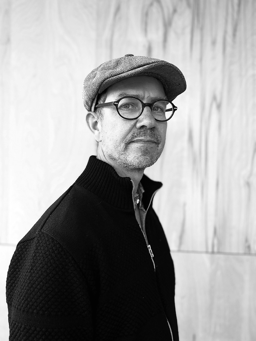 Playwright: Daniel Wedel. danskur/svenskur leikritahøvundur og dramaturgur á stórum og smáum leikhúsum í øllum Norðurlondum. Eitt nú á Kongaliga Teatrinum í Keypmannahavn, Gøteborg Stadsteater, Black Box í Oslo, Teater Sort-Hvid o.ø. Daniel rekur eisini performance-leikbólkin Paradox og framleiðir dokumentarleikir, umframt útvarp/poddvarp í Danmark og Svøríki. Daniel hevur skrivað leikritið Ó, søgur um djevulskap, sum byggir á skaldsøguna eftir Carl Jóhan Jensen.