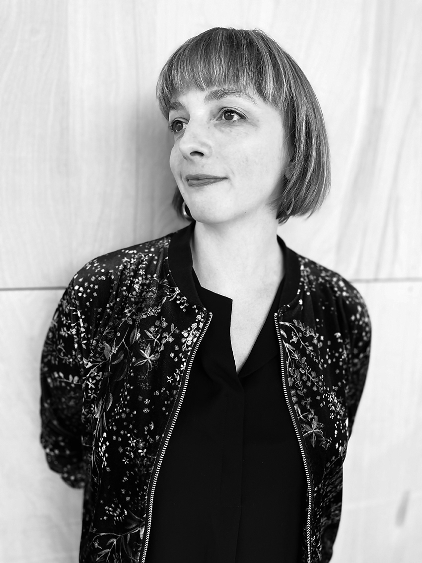 Costumes: Anna Kristin Bæk er útbúgvin klædnasniðgevi/handverkari á Columbineskolen í Keypmannahavn í 2002. Hon hevur starvast á fleiri leikhúsum í Danmark og í Føroyum og gjørt búnar til sangleik, sjónleik og film. Hon hevur undirvíst í sniði og seyming og arbeitt sum seymikona og skraddari. Stutt sagt hevur Kristin fingist við klæðir í øllum avbrigdum í út við 20 ár.