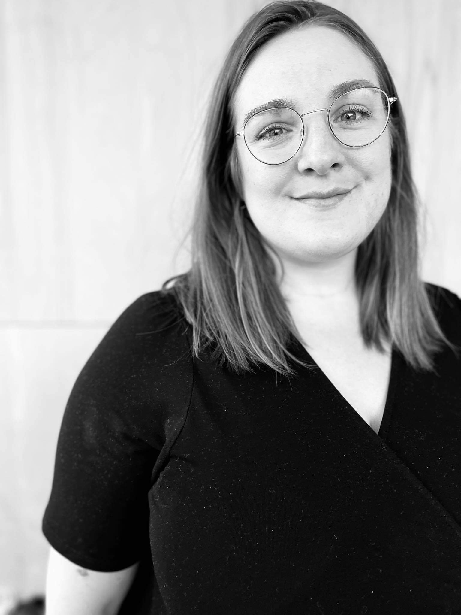 Producer: Durita Sumberg Poulsen. er útbúgvin dramaturgur frá Aarhus Universiteti. Hon hevur arbeitt sum framleiðari innan sjónleik síðani 2018. Ó, søgur um djevulskap hjá Tvazz er fyrsti føroyski leikurin, hon hevur framleitt. Durita framleiðir norðurlendskar leikir, harumframt er hon fastur framleiðari á ný-sirkus bólkinum Acting for Climate, sum arbeiðir við at sameina palllist og umhvørvis-tematik, og at gera sýningar um nátturu, veðurlag, burðardygd og menniskju til børn og vaksin.