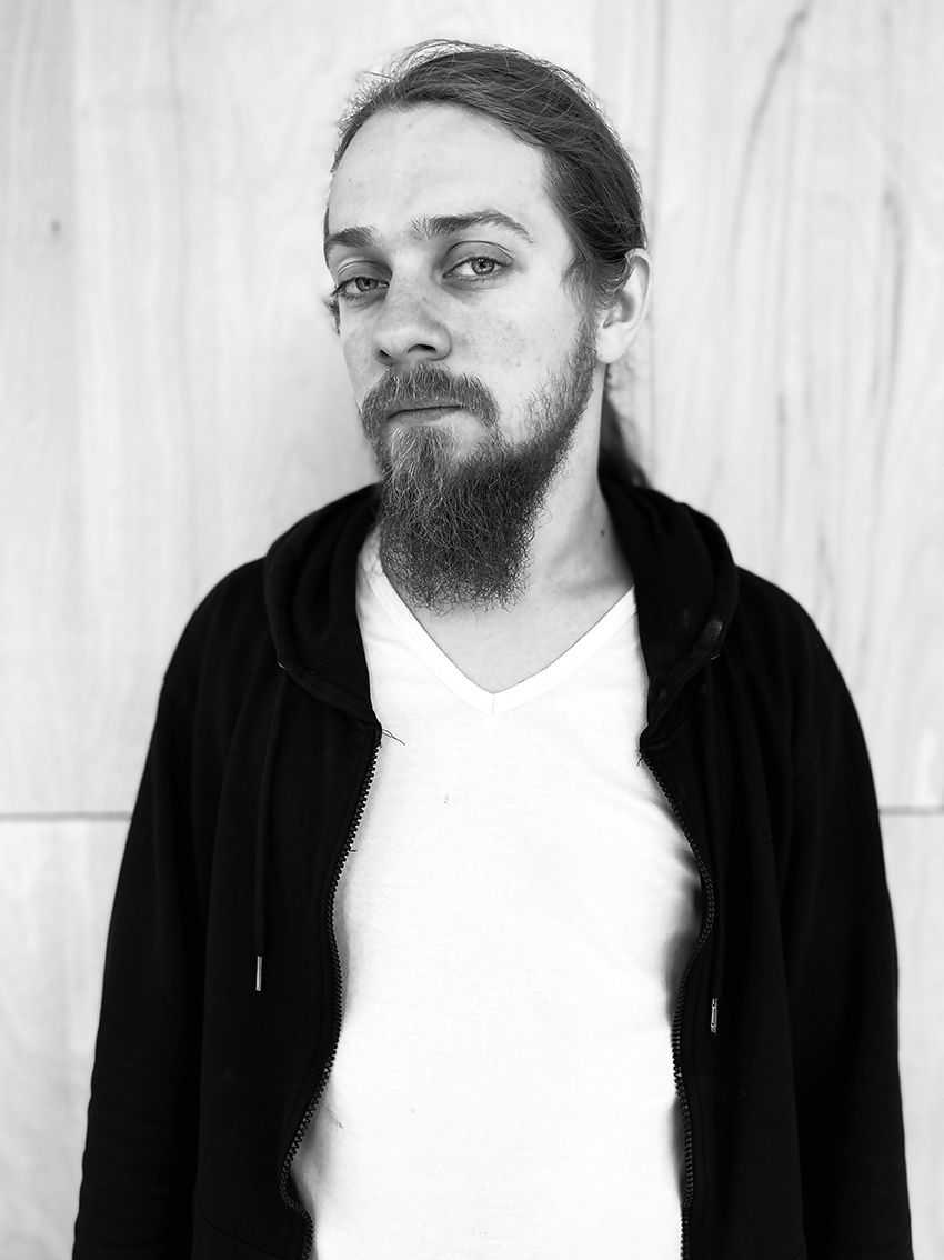 Sound: Baldur Meitil. Autodidaktur, ljóðteknikari og tónameistari. Hevur arbeitt við ljóði til teatur, seriur, filmar, stuttfilmar, listainstallatiónir, konsertir og lýsingar síðani 2015.
