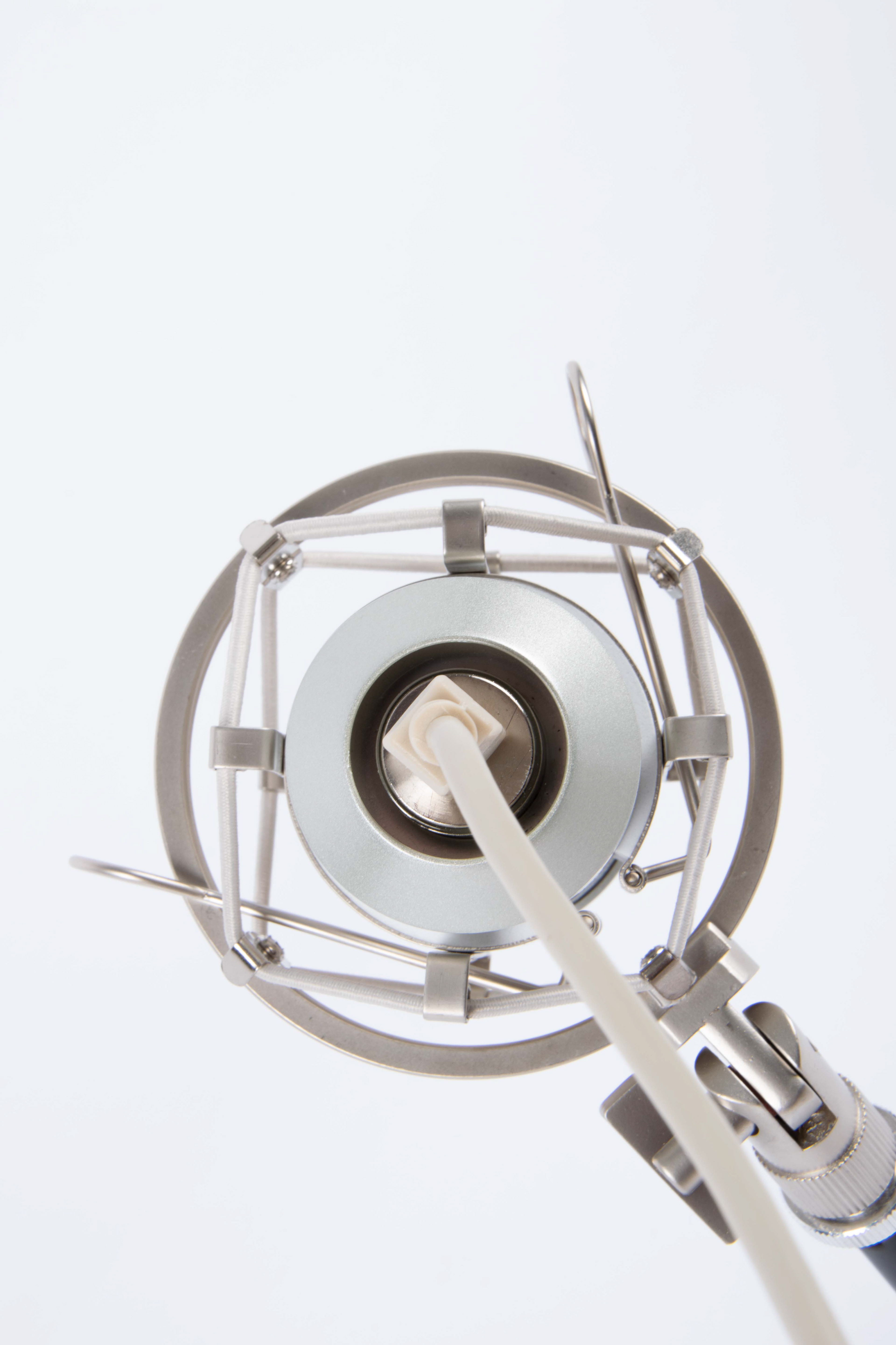 Produktfotos eines Mikrofons von der Unterseite mit Kabel