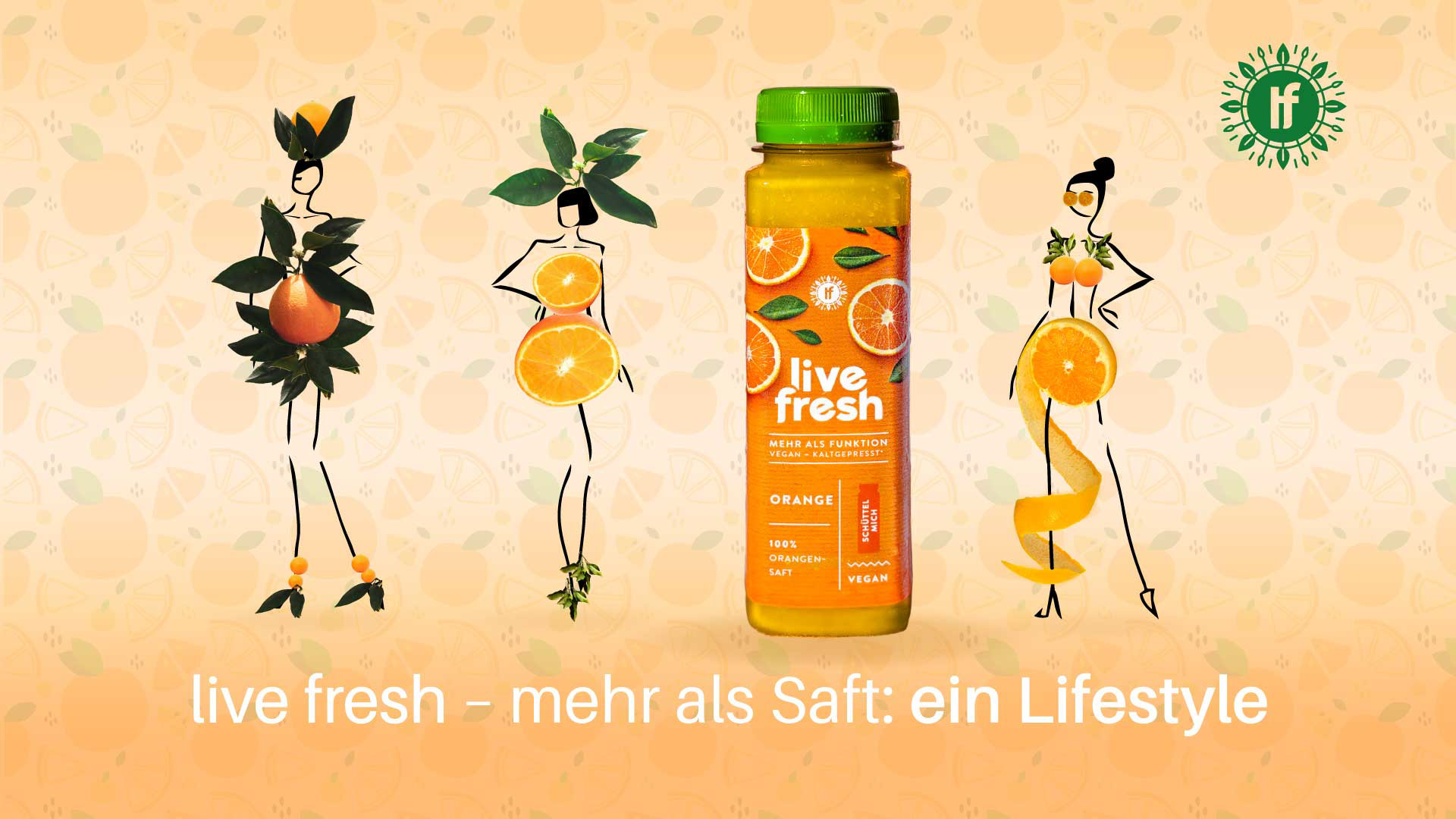 live fresh Hauptposter für die Kampagne für den Orangensaft. Es sind Figurinen mit Orangen angezogen, die neben der Saftflasche stehen. Im Hintergrund ist ein sanftes Orangen Muster gelegt von illustrierten handgezeichneten Orangen