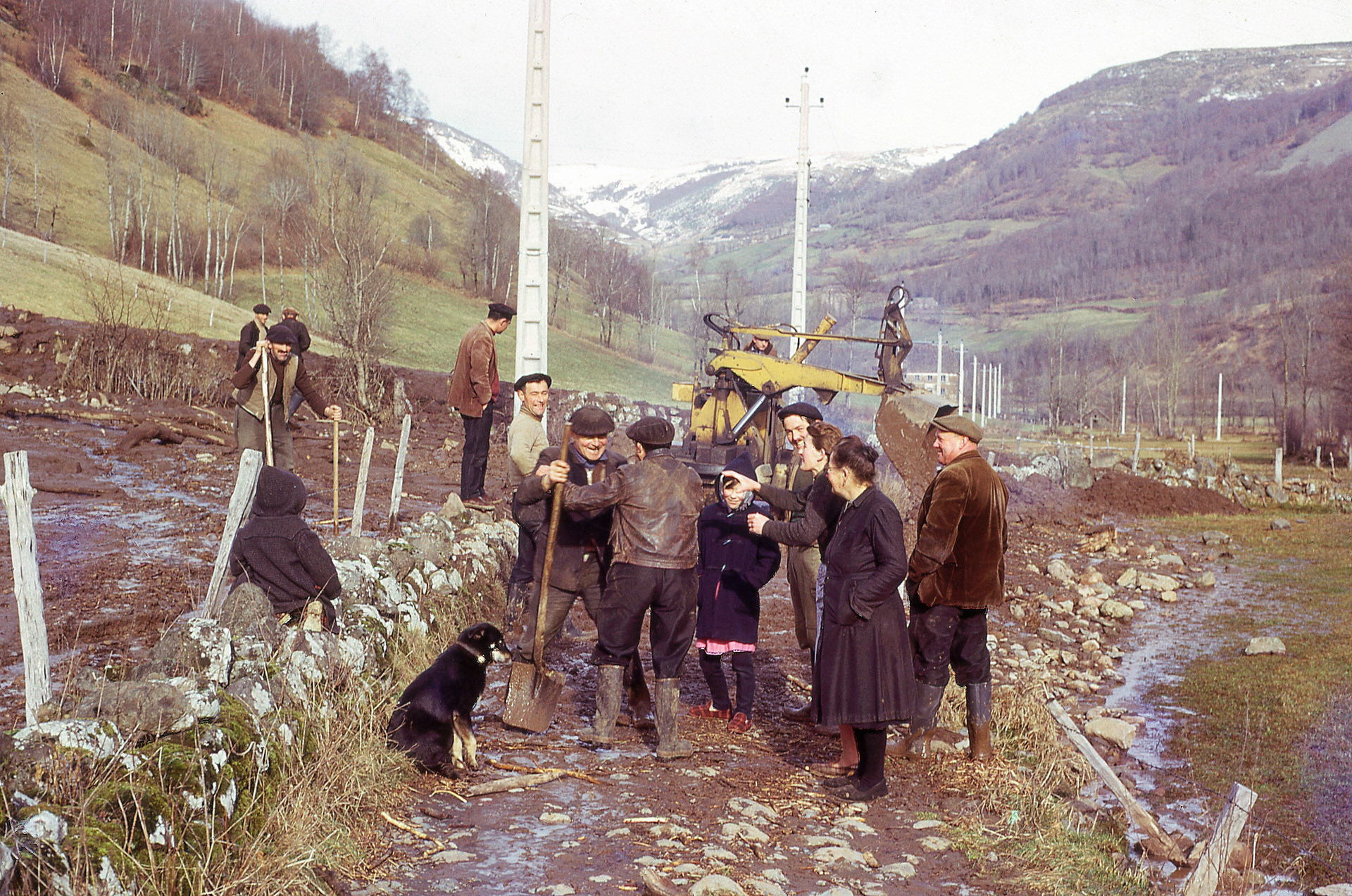 Réparation de la route après la tempête