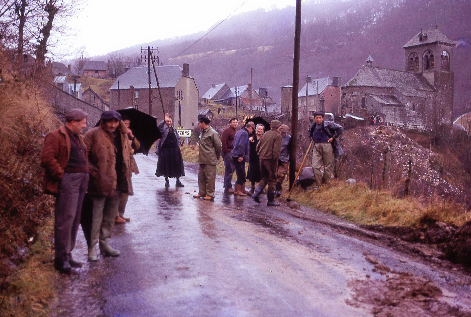 Réparation de la route après la tempête
