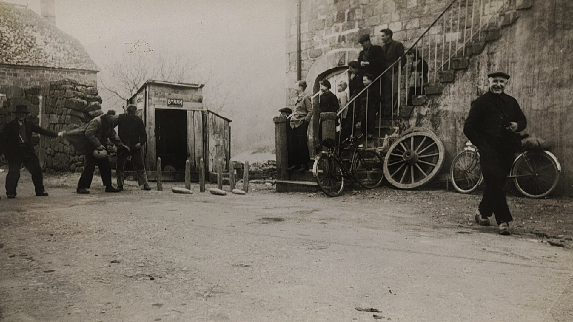 Jeu de quille devant le café