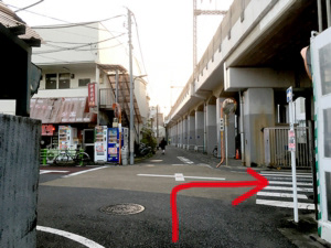 5:次の交差点のところに中華料理店栄楽が前にあります。そこを右に鉄道高架下をくぐります。左手に五本木小学校プール、小学校があります。