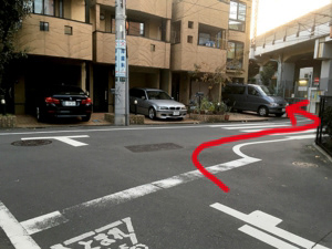 4:次の交差点を少しだけ右に曲がりすぐを左へ。線路伝いに。