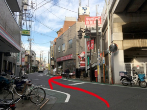 4:次の交差点で左に。ラッピング包装用品店の前の道。
