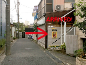 7:右手にYellowToesの看板があります。階段を上がってください。到着。