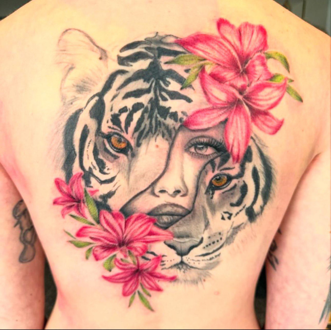 Tijger met bloemen en vrouw