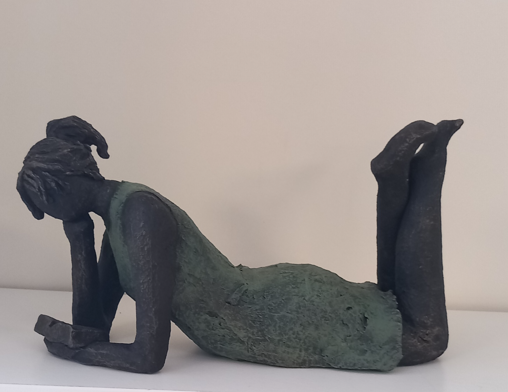 Lezend meisje. € 235,-