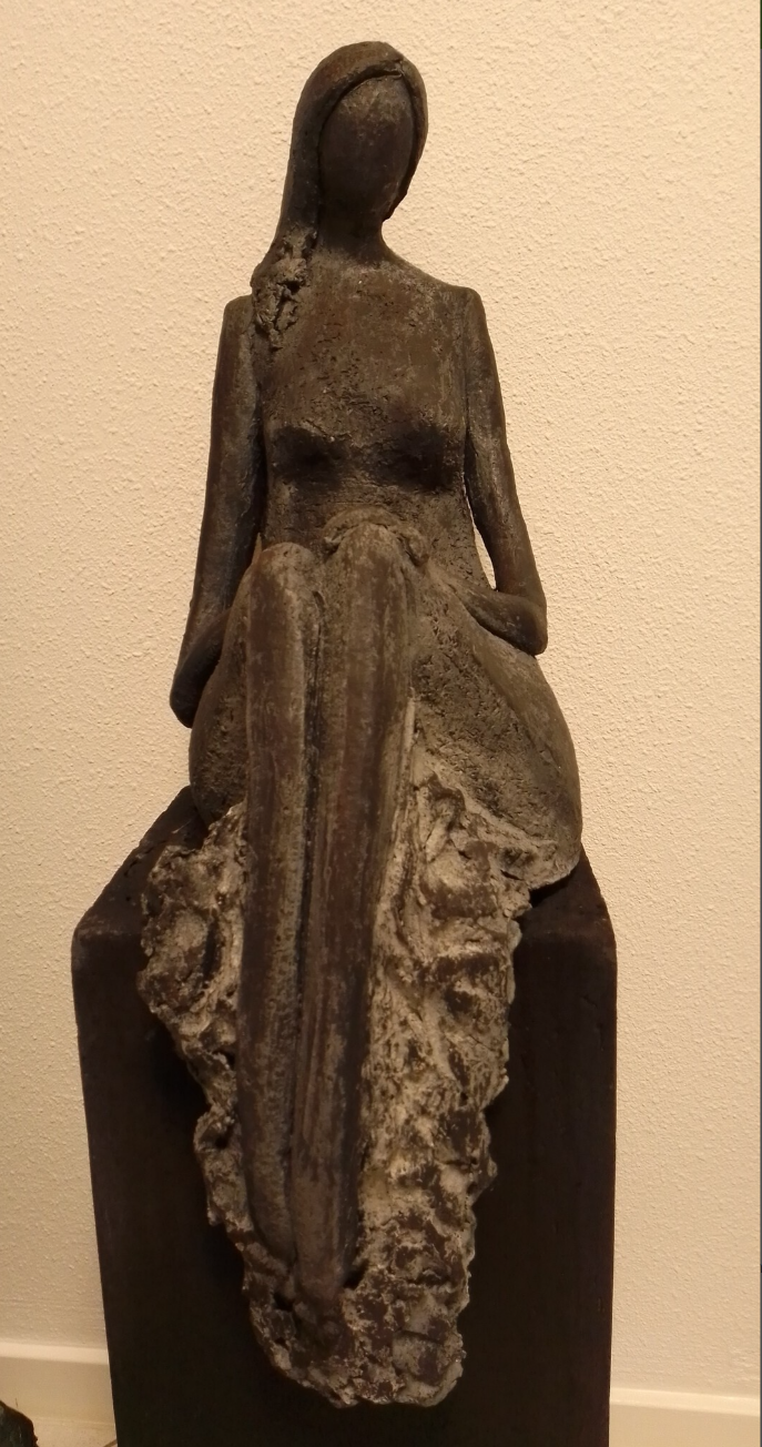 Vrouwfiguur zittend. € 295,-