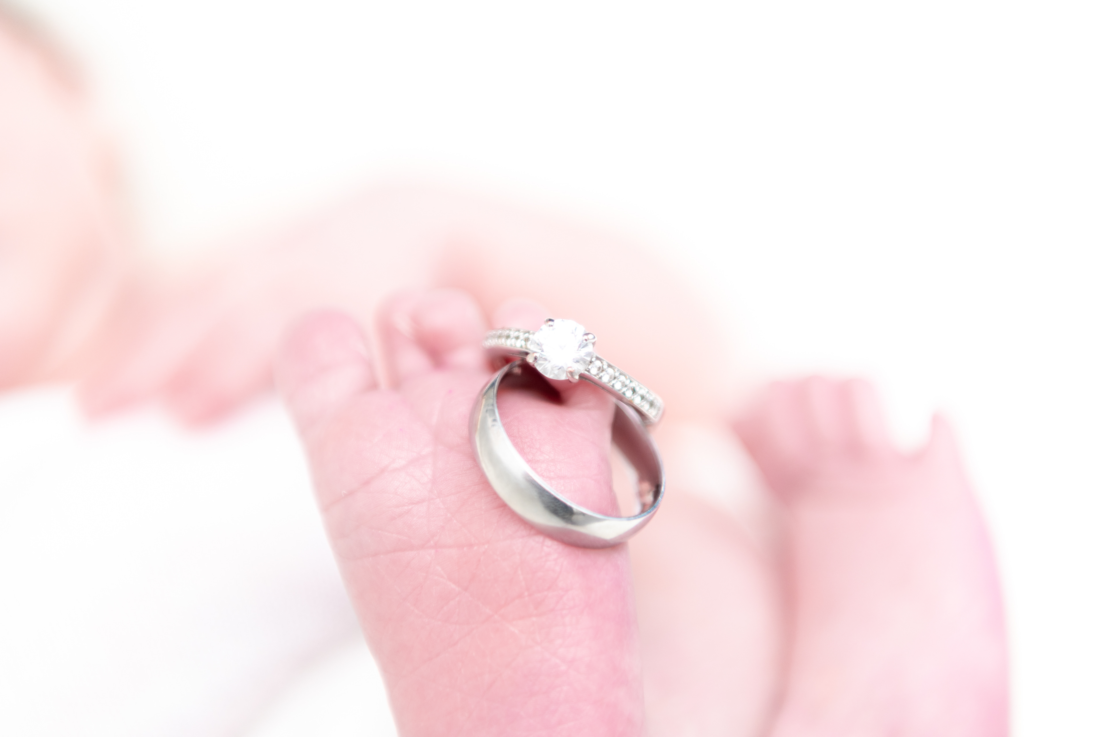 Babyfüßchen mit Ringen