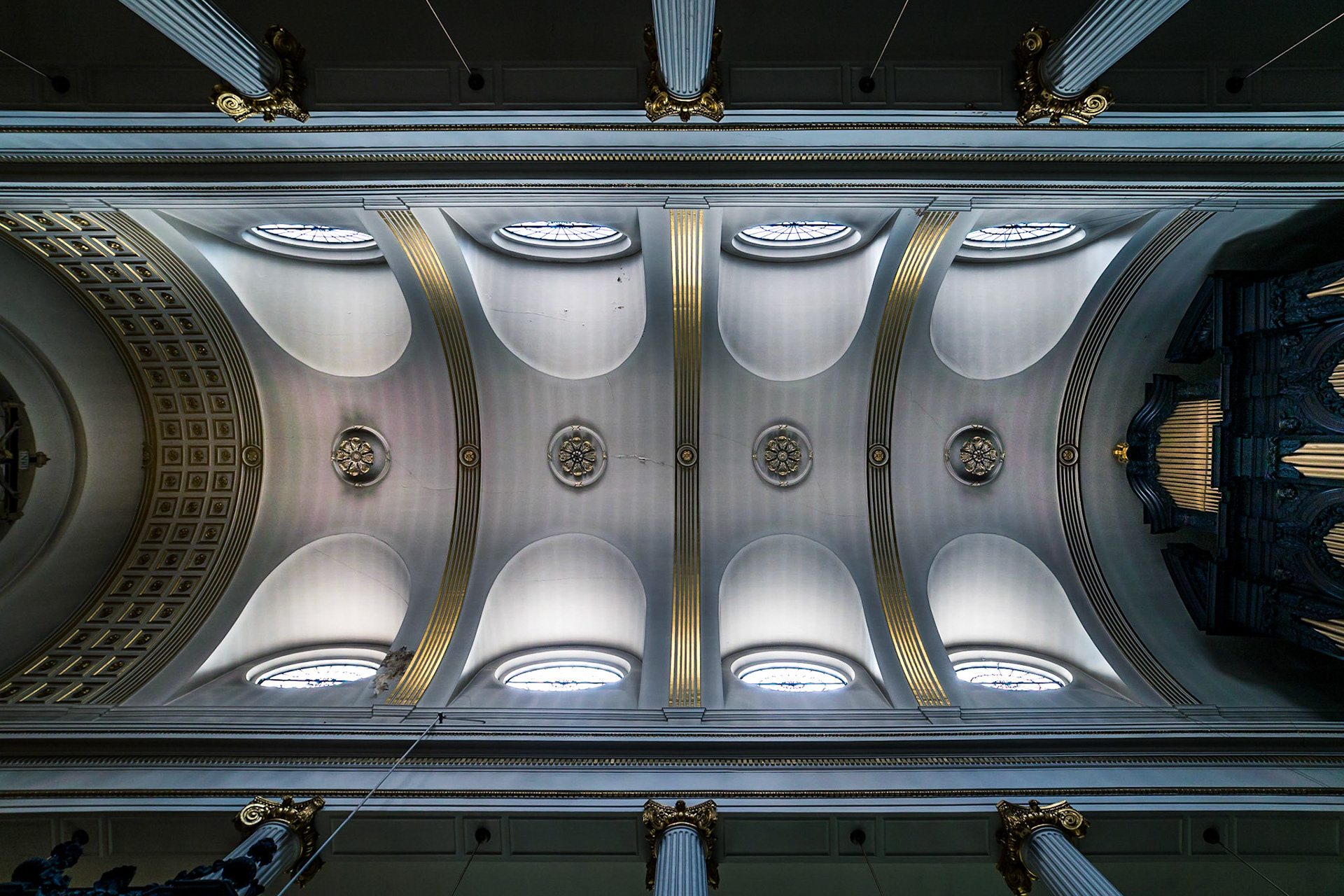 Wandered into another of the MANY churches in the square mile, and I just loved the ceiling.