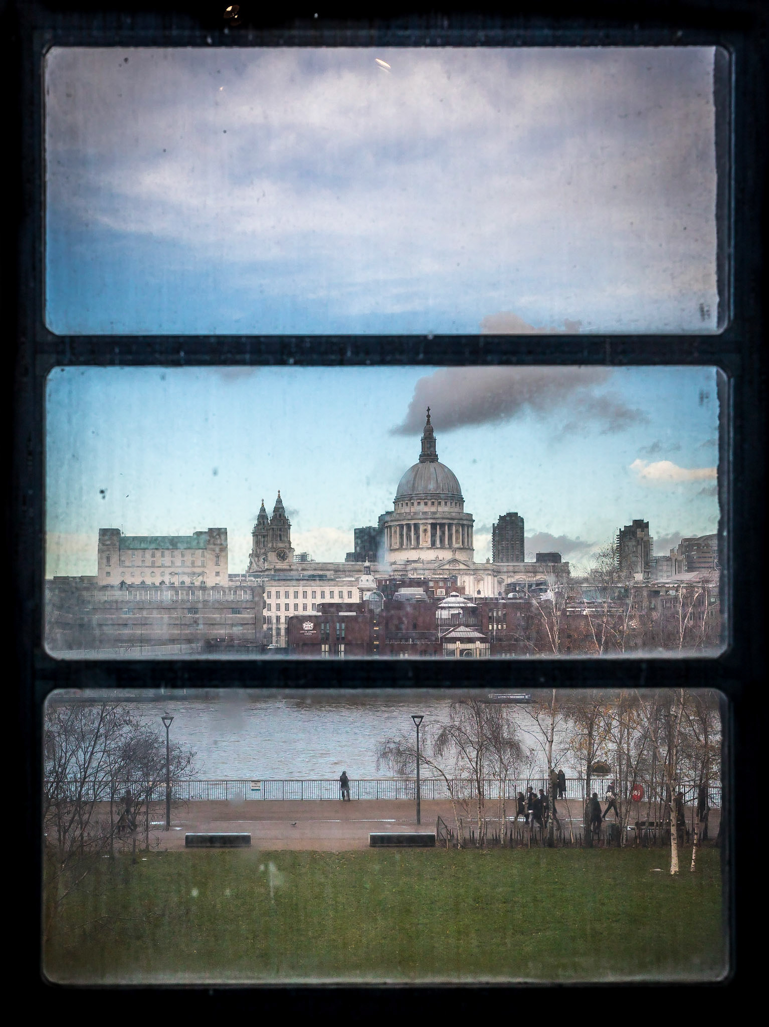 I saw this shot last week whilst exploring the tate modern, but I wasn't happy with the way I had it composed.  Trouble is when I returned this week, I had a hard time finding the window again and it took two visits to finally find it and get the shot I wanted.