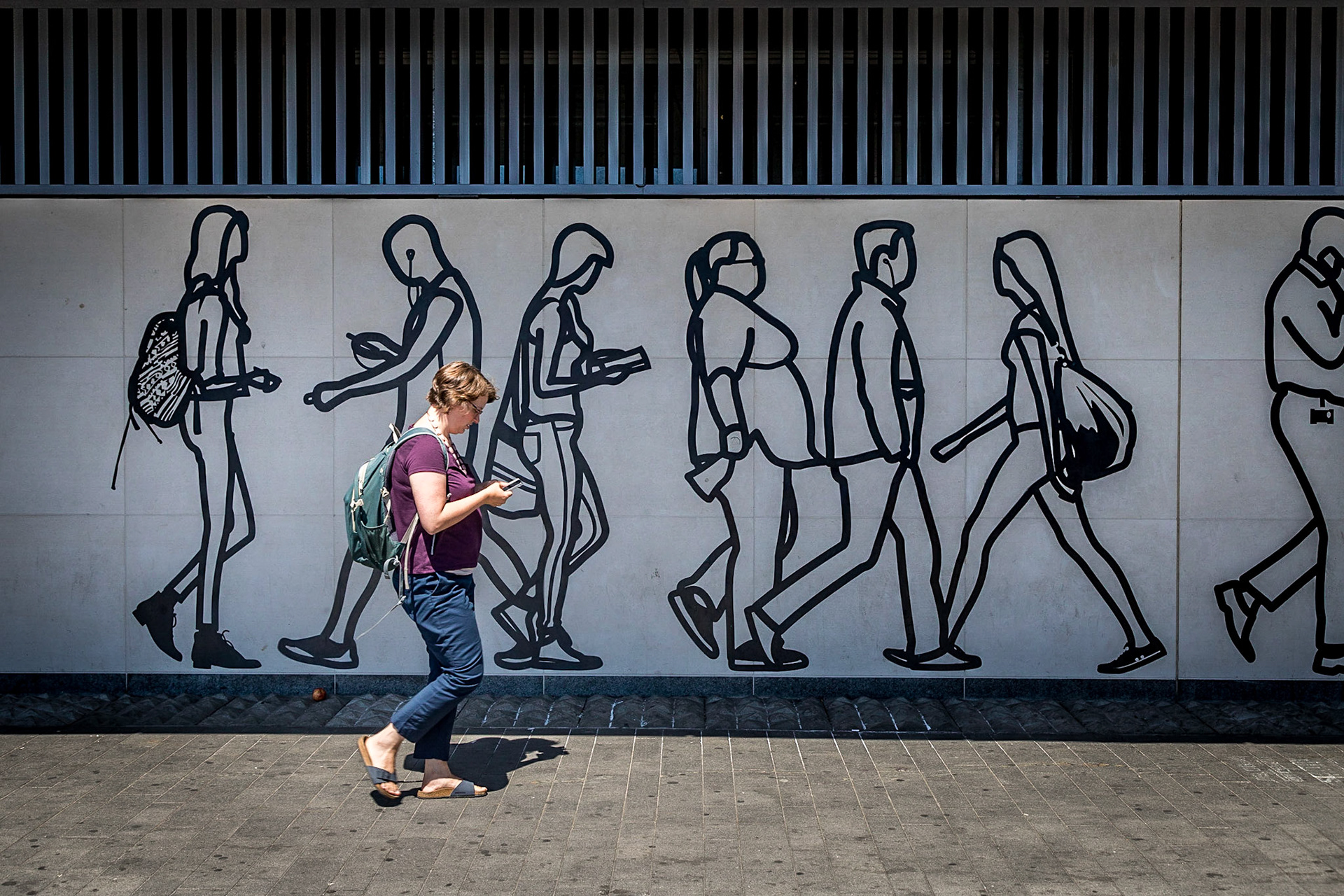 Eyed this shot up a while ago just outside Tower Hill station.  I sat patiently waiting for anyone to walk past matching the pose of the background.