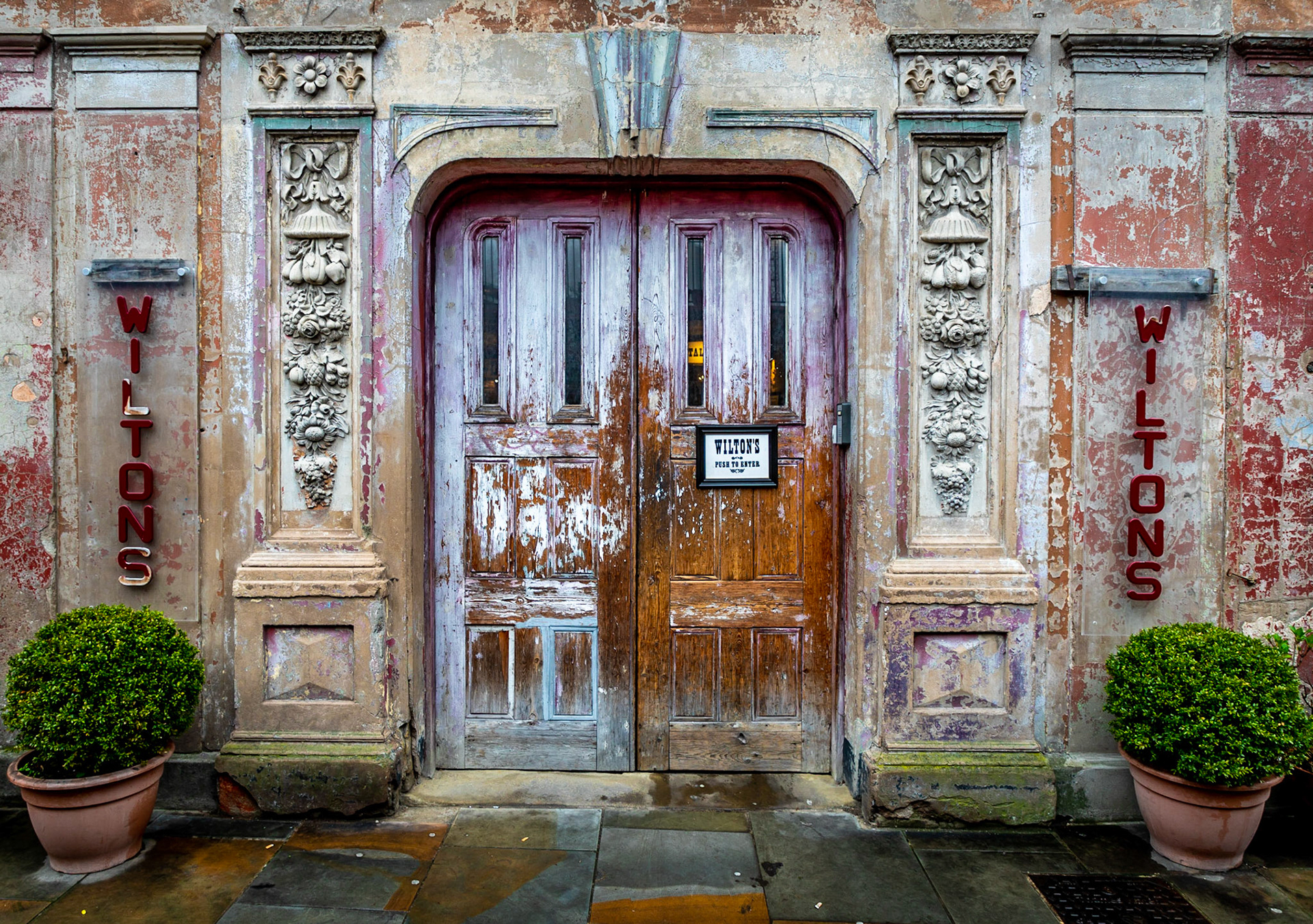 While walking the streets of London looking for something interesting I came across this old building down a side street.

Wilton's is the world's oldest surviving Grand Music Hall. Over 300 years it's evolved from Victorian sailors' pub to music hall, Methodist Mission to rag warehouse, eventually falling derelict before reopening as the exciting venue it is today.