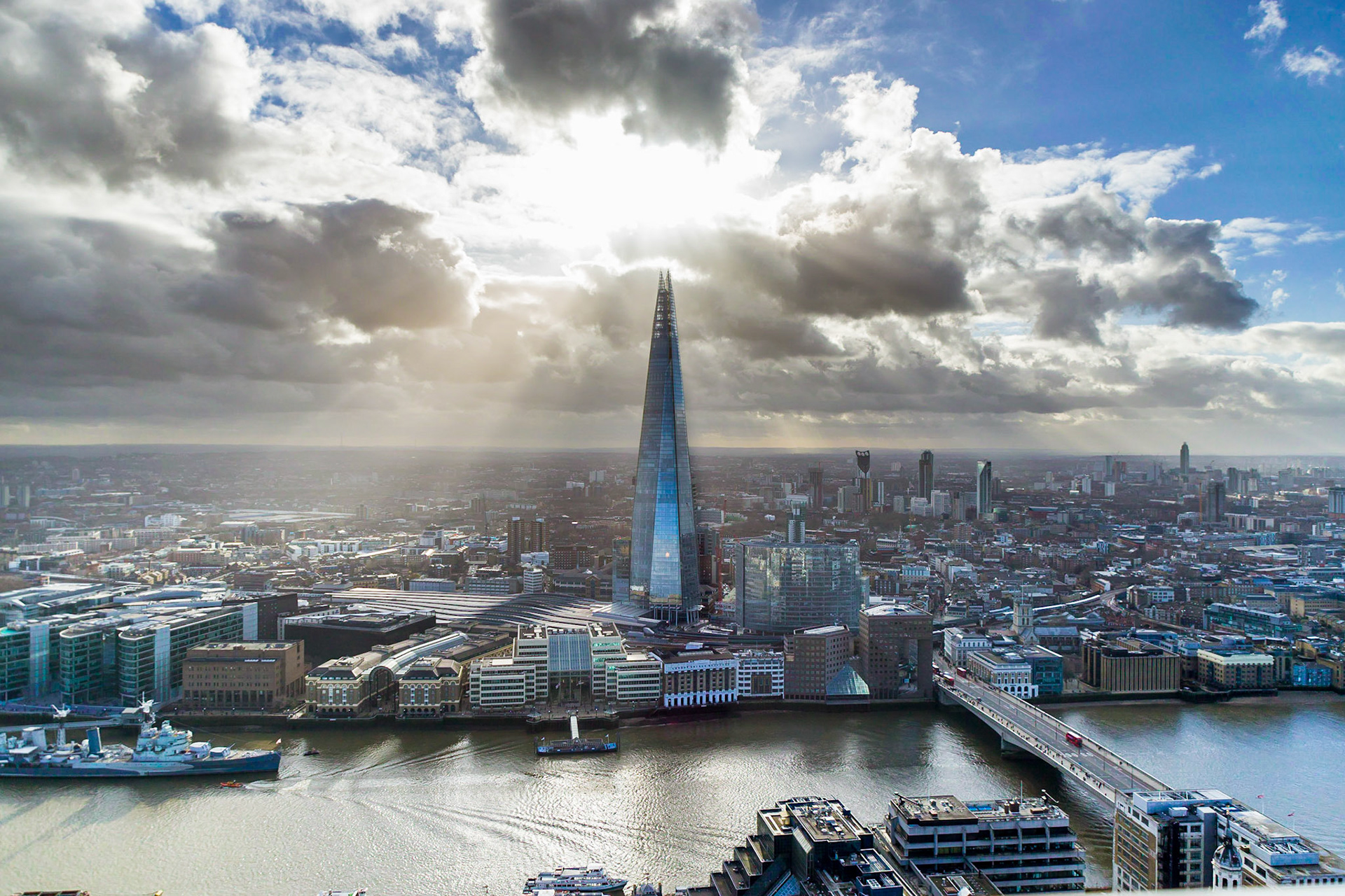 Having walked the streets for the past few weeks I wanted to get to a point of elevation to really appreciate the city sprawling out in front of me.  I booked my self a visit to the sky garden atop the building lovingly called "The Walky Talky"  Tricky getting a good shot from here because of the vast amounts of glass, thankfully the 6D mark II has a flappy screen so I was able to hold the camera above my head to avoid any nasty reflections.