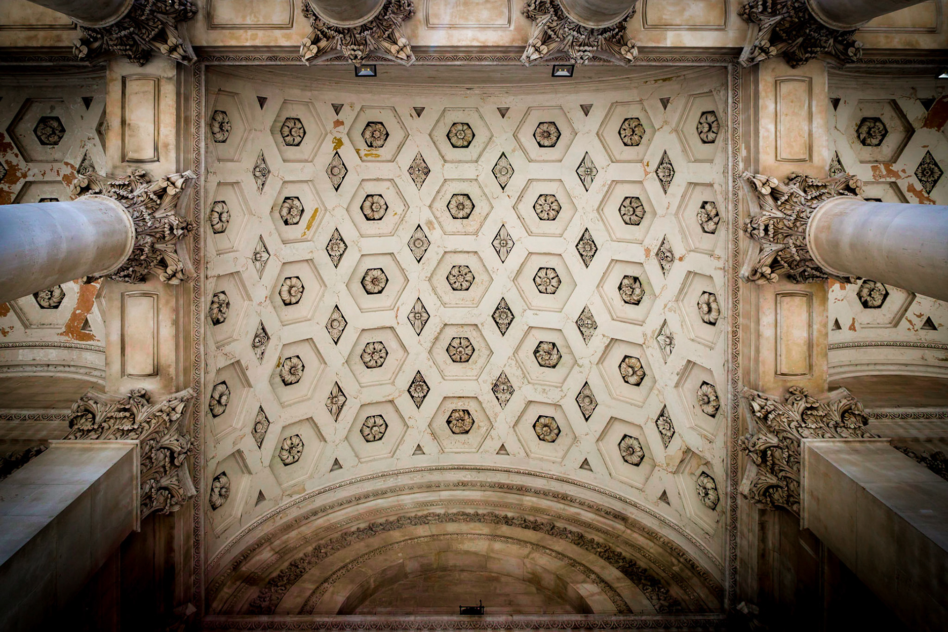 I walk past the Royal Exchange each day and at the start of the project I had some good shots of the exterior all lit up at night.
Whilst I wait for the nights to draw in once again so I can get the shot I'd like I thought I'd have a look around and came across this wonderful ceiling in the entrance.

This is an important milestone, week 26, halfway through the project!