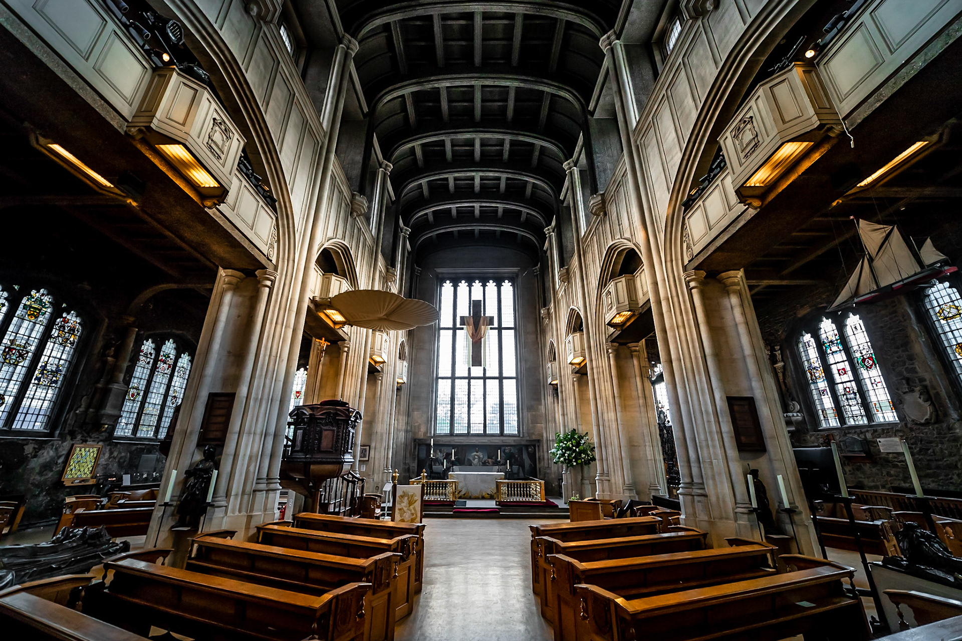 All Hallows by the Tower is the oldest church in the City of London and was founded by the Abbey of Barking in 675AD, 300 years before the Tower of London. An arch from the Saxon church can still be seen today. In the crypt beneath is a second century Roman pavement, discovered in 1926, evidence of city life on this site for nearly two thousand years.