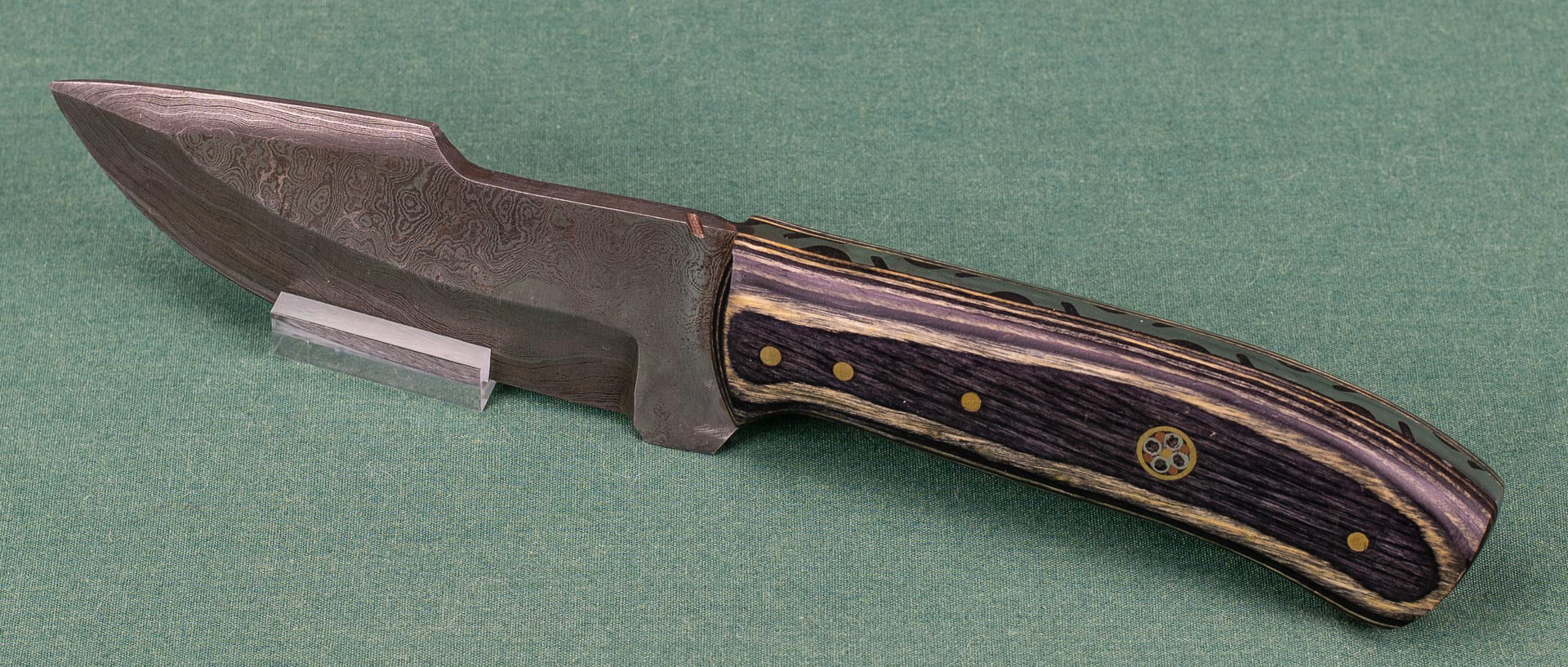 Knife with damascus steel blade