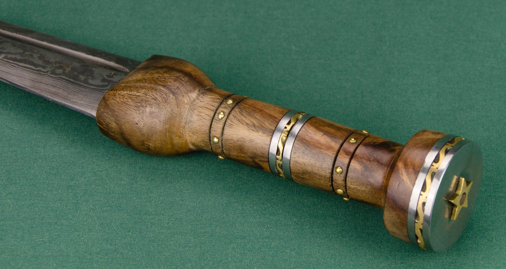 Dirk with damascus steel blade