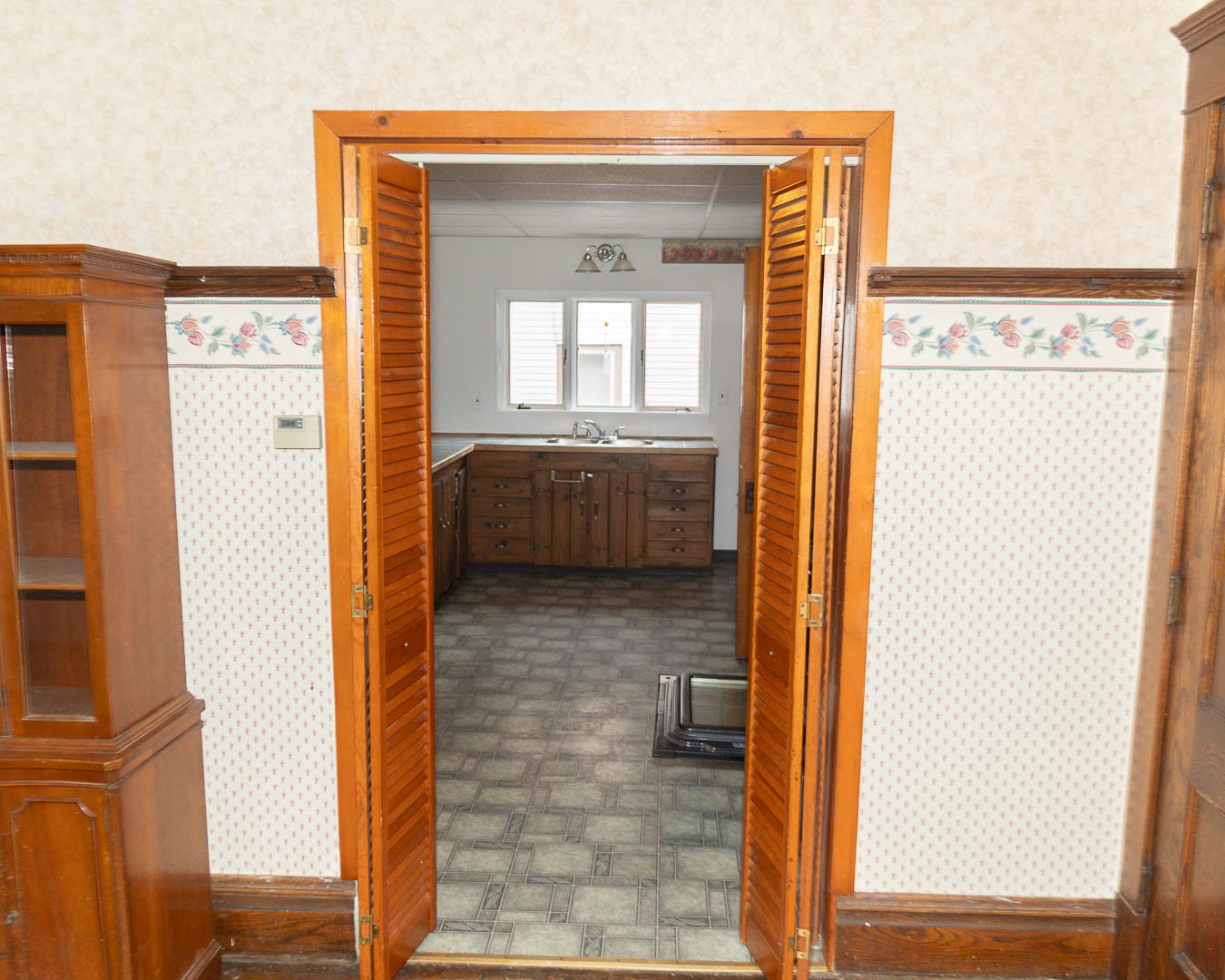 Dinnning Room - Looing East into Kitchen