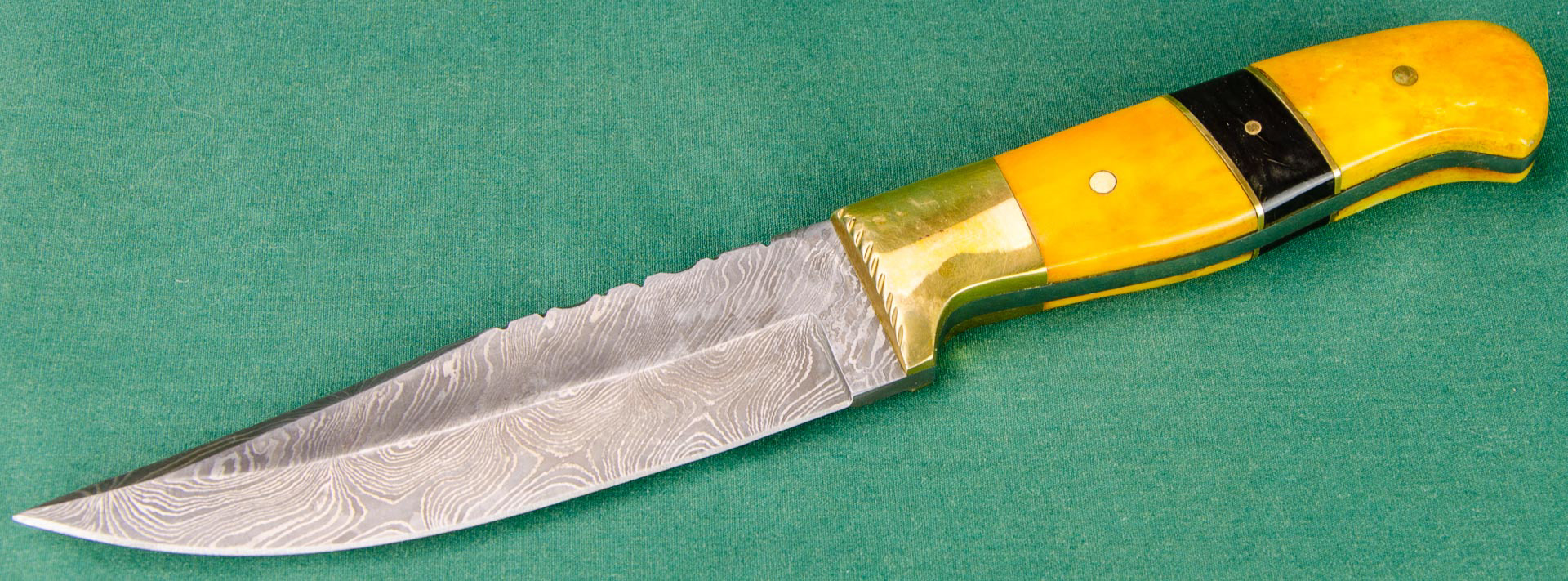 Knife with damascus steel blade