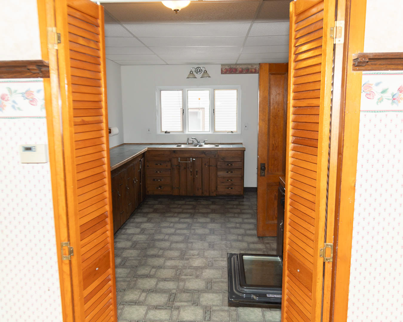Dinning Room - Looking into Kitchen