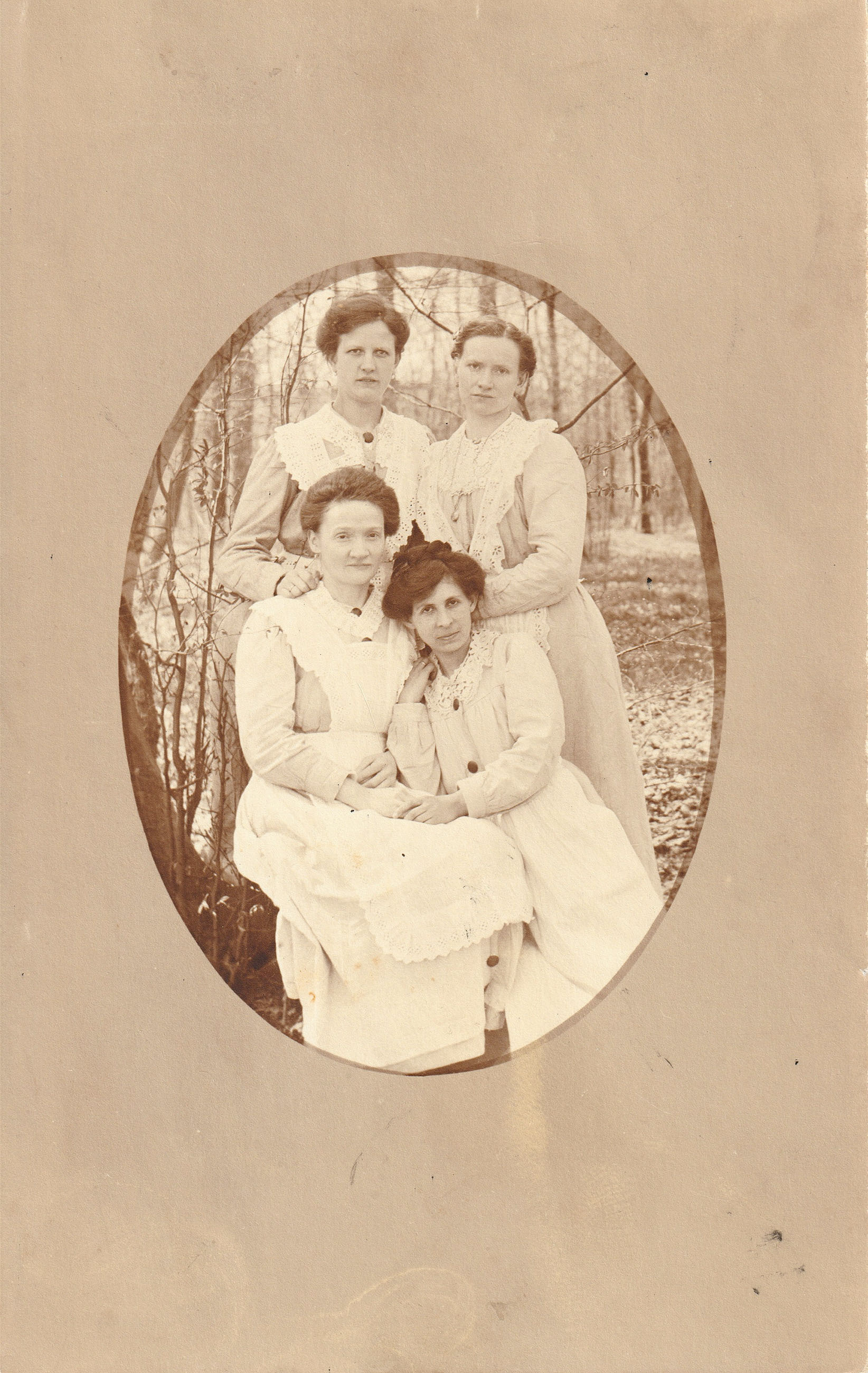 This postcard most likely shows the four Kubatzkÿ sisters. The woman kneeling in the front right is Wanda.