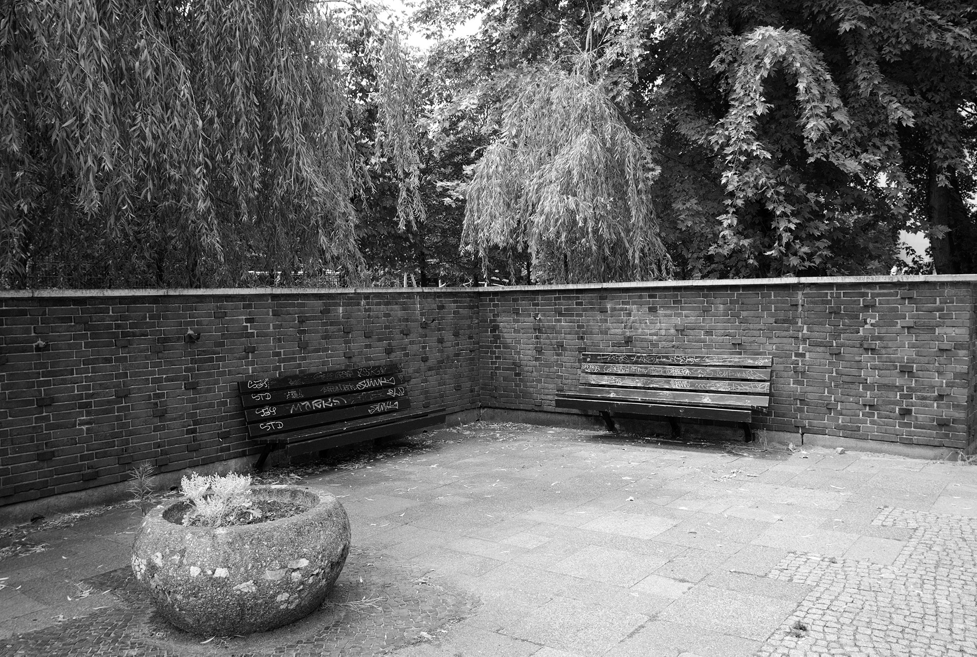 Hedwig Kubatzkÿ, Wanda's older sister, is picked up by the Gestapo from the “Jews' house” on Turmstrasse in Berlin, where she was forced to live, and taken to the Lewetzowstrasse transit camp. She spends a few nights here. Today there is a memorial here.