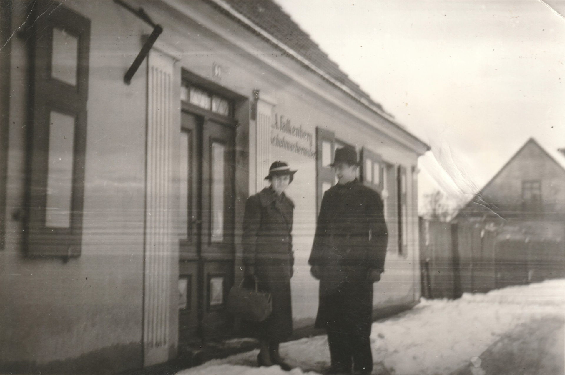 These are my grandparents. My grandmother was born in Jastrow. Here she is standing with my grandfather in front of the house where she was born in Jastrow. It is unbelievable that there are only a few kilometers between these two places. They are neighboring towns.