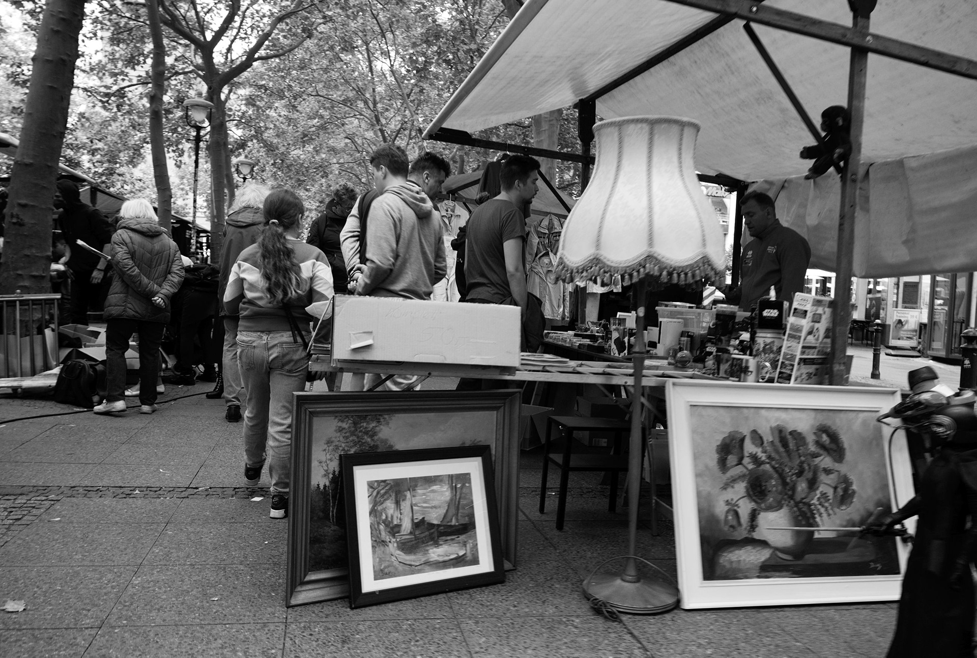 At one of these stands, I looked for postcards and picture cards with motifs that I liked.